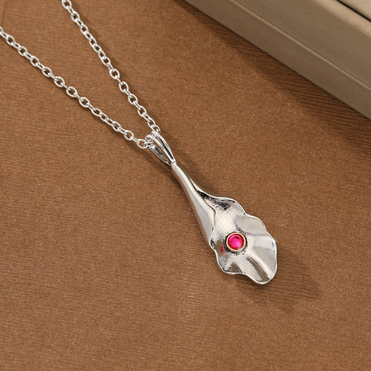 TEMU Collier pour femme avec pendentif fleur de calla vintage, incrustation de synthétique et placage K, convient pour les tenues décontractées, les