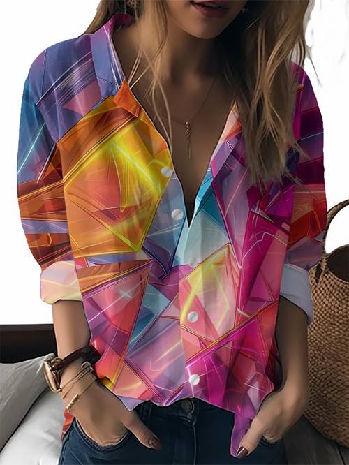 een kleurrijk geometrisch shirt met een ontwerp en levendige kleuren die de aandacht trekken
