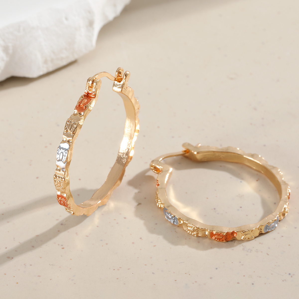 TEMU Retro Light Luxury Three-color Color-block Relief Women's Hoop Earrings Daily Casual Vacation Wear Birthday Gift Women's Ear Rings