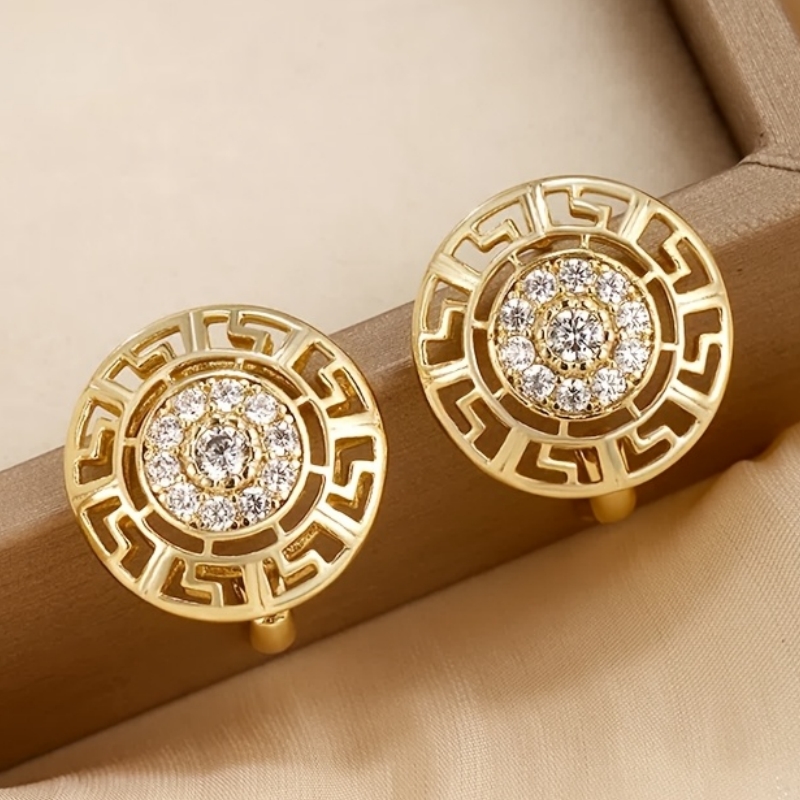 E-shop Elegante goldene runde Ohrringe mit filigranen Zirkonia-Einlegearbeiten, für den oder Partys, die einen einzigartigen Stil präsentieren.