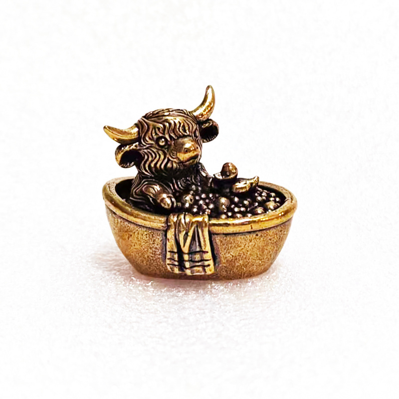 New Cartoon Cow Ornament, Bath Highland Cow Sculpture, Handmade Metal Craft, Fashion Home Decor, Holiday Gift