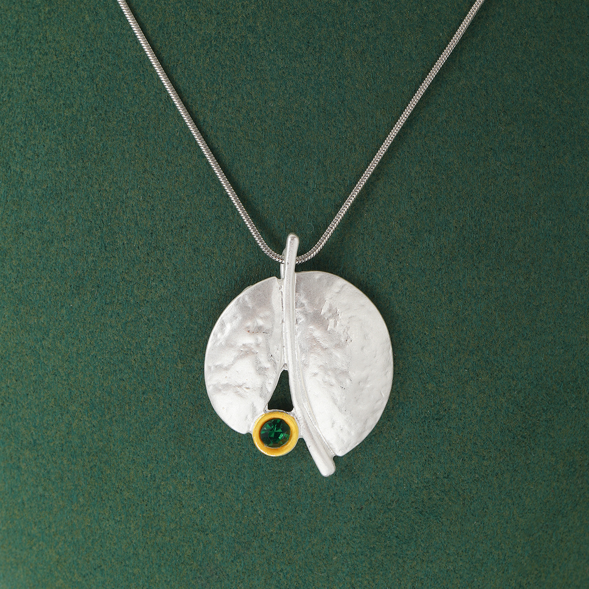 Image of Vintage Minimalist Style Inlaid Green Synthetic Synthetic Zirconia Texture Double-leaf Women's Pendant Necklace For Daily Casual, Dating, And Party Wear, Women's Accessories