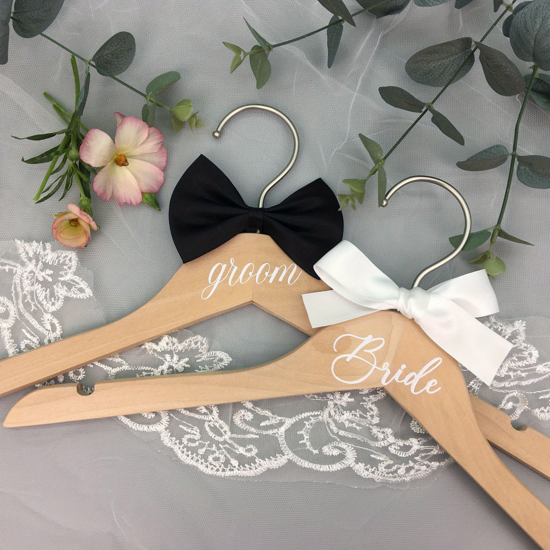 Set de 2 bucăți de cârlige de rochie de nuntă din lemn, cârlige pentru costum și rochie cu umăruri, cu benzi pentru nuntă, foarte potrivite pentru rochii de nuntă și costume, accesorii de nuntă, accesorii de nuntă