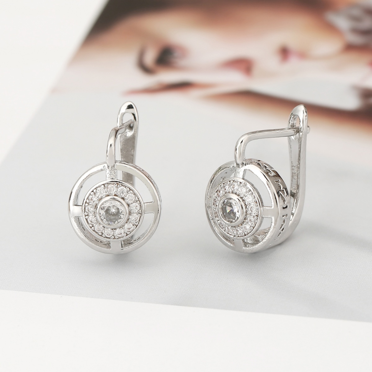 TEMU 1 Paire, Mode Occidentale - Zirconia Incrustée en Cuivre - Élégantes Boucles d'Oreilles Cerclées Rondes Creuses Unisexe. Convient pour les , le