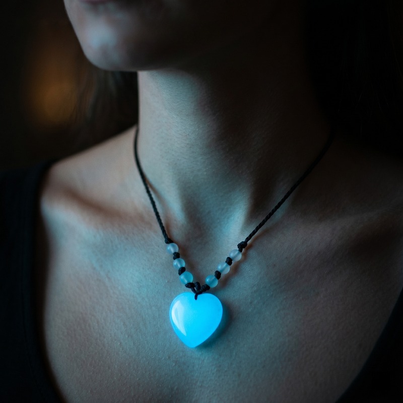 TEMU Cool Heart-shaped Pendant, At Night, 3 Luminous Colors From, Gift For Girlfriend, Gift For Family, Versatile Fashionable Light Accessory, Gift