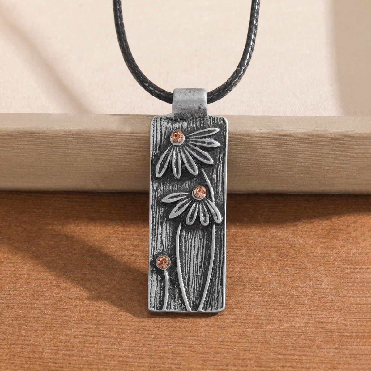 TEMU Bohemian Vintage Style Rectangular Floral Relief Pendant Necklace For Women, With Synthetic Synthetic Zirconia, Suitable For Daily Wear, Street