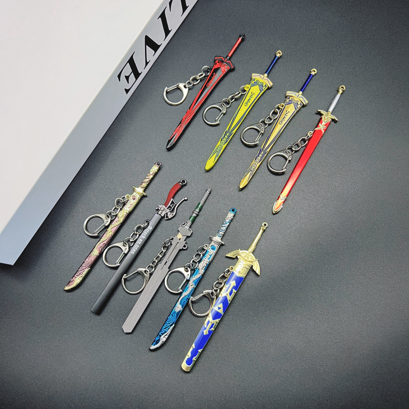 9pcs Mini Alloy Sword Model Gift Set, Key Ring, Key Chain, Movie Anime Game Merchandise Replica, Collector's Keychain for Collectors, Gift for Men, Replica Alloy Desktop Decoration Collectible, Backpack Charm, Gift for Men, Suitable for Performance