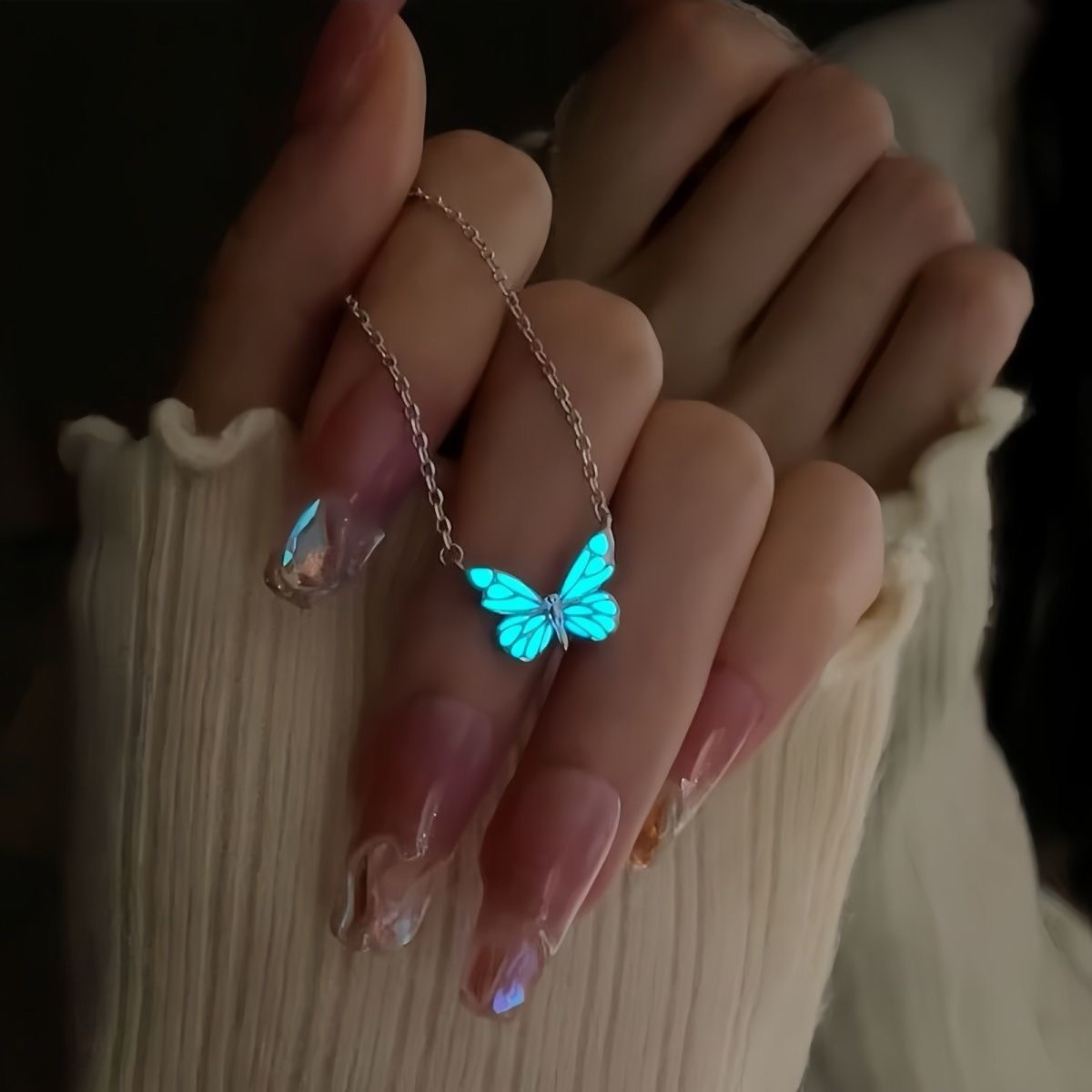 1 pieza, Collar de mariposa que brilla en la oscuridad, moda europea y americana, diseño innovador, collar de lujo azul luminoso, brazalete dinámico de mariposa, estilo forestal para mujeres, collar super alto, cadena de clavícula, regalo perfecto para jóvenes, adecuado para joyería casual o de festival de primavera y verano, regalo de cumpleaños/fiestas.