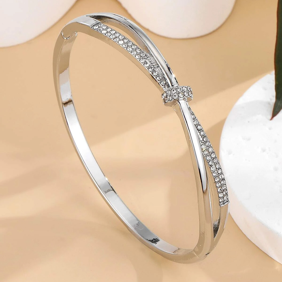 A Sparkling Women'S Fashion Bracelet with a Unique Cross Design for Valentine'S Day, Featuring 4G of Cubic Zirconia, Ideal for Parties And Banquets, And a Wonderful Gift for Girlfriends And Wives