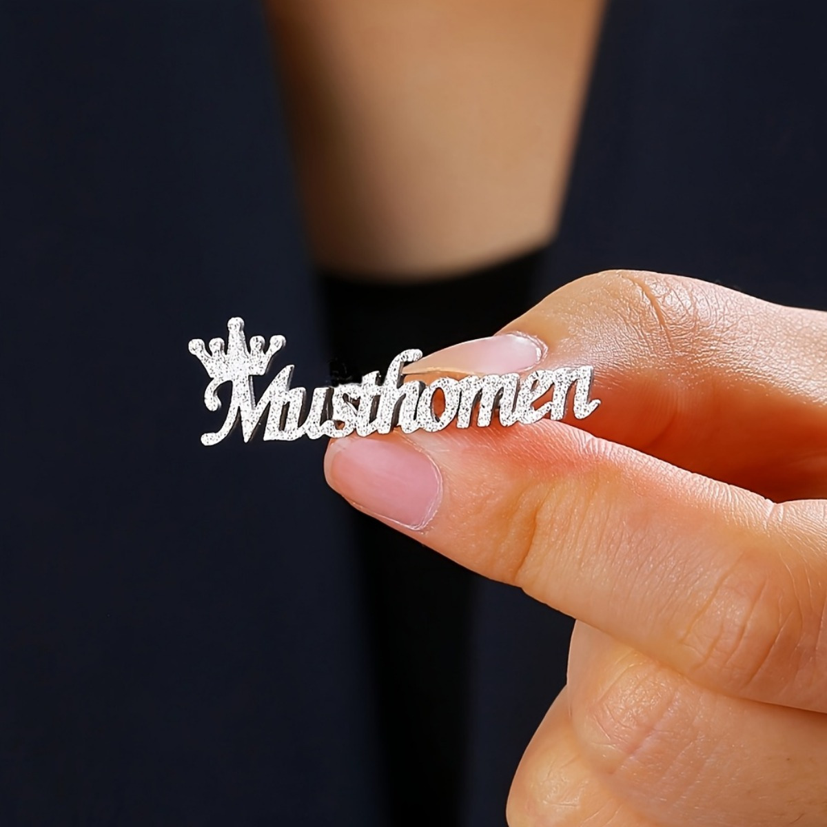 TEMU 1 Broche Personnalisée avec Nom - Épingle Personnalisable en Acier Inoxydable Mat avec Motif Couronne, Bijou Vintage Élégant Cadeau pour Femme,