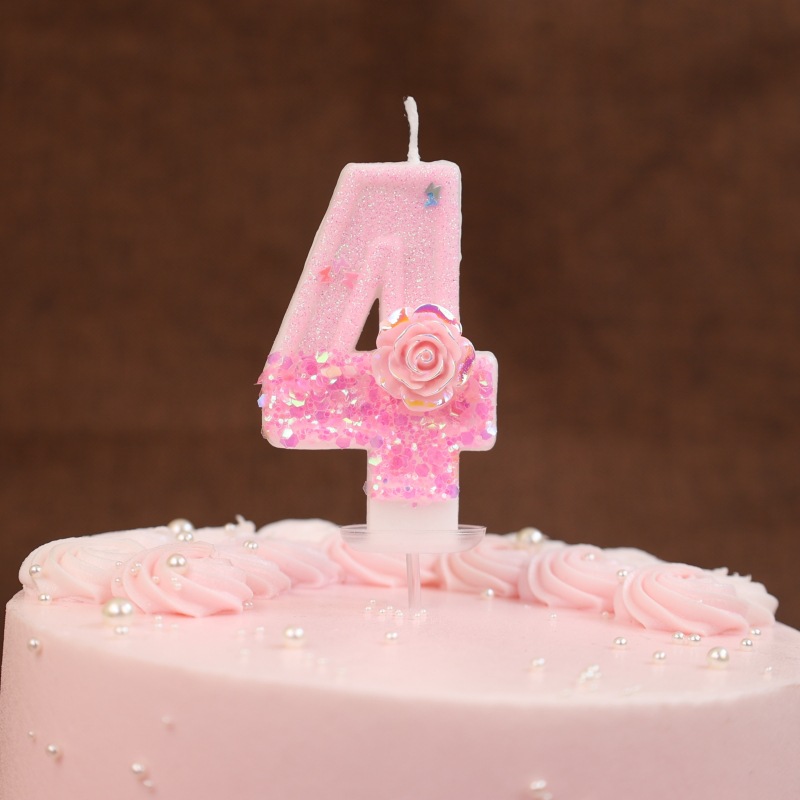 Foto gratis: Primo piano di candele dorate a forma di numero diciotto (18) nella parte superiore della torta