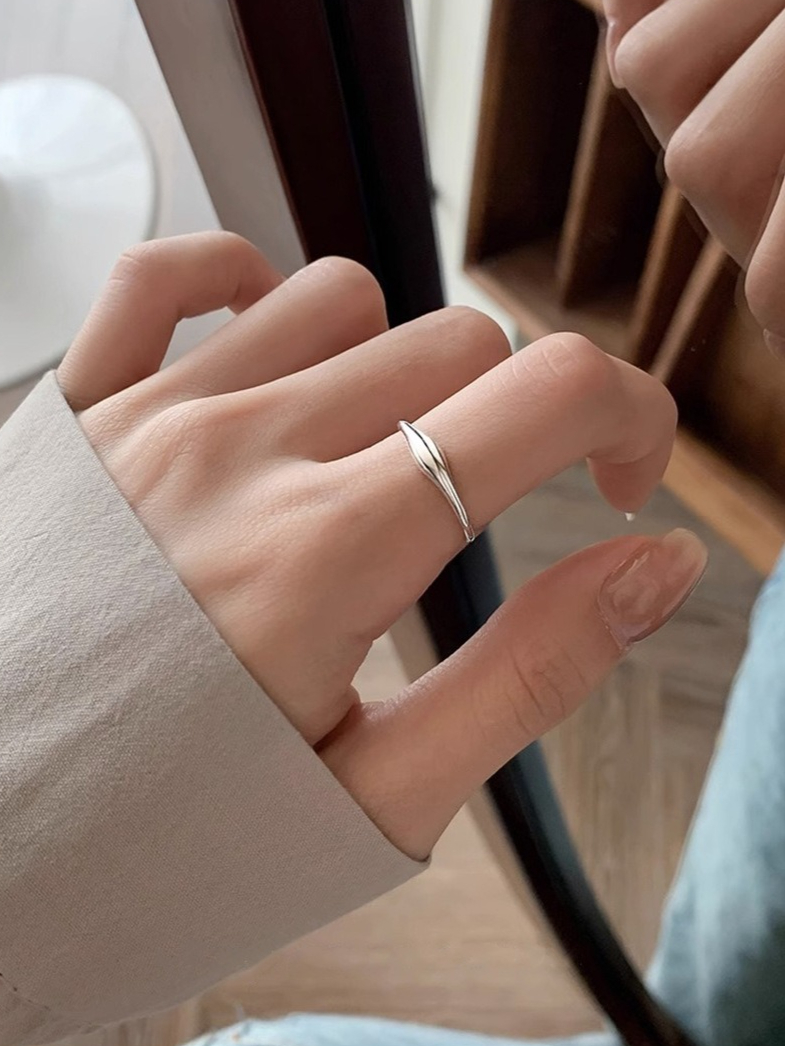 Fashionable and Minimalist Geometric Polka Dot Open-adjustable Ring for Women, with a Design-conscious Plain Hoop, Versatile for Daily Wear, Trendy and Elegant, Teardrop-shaped Gift