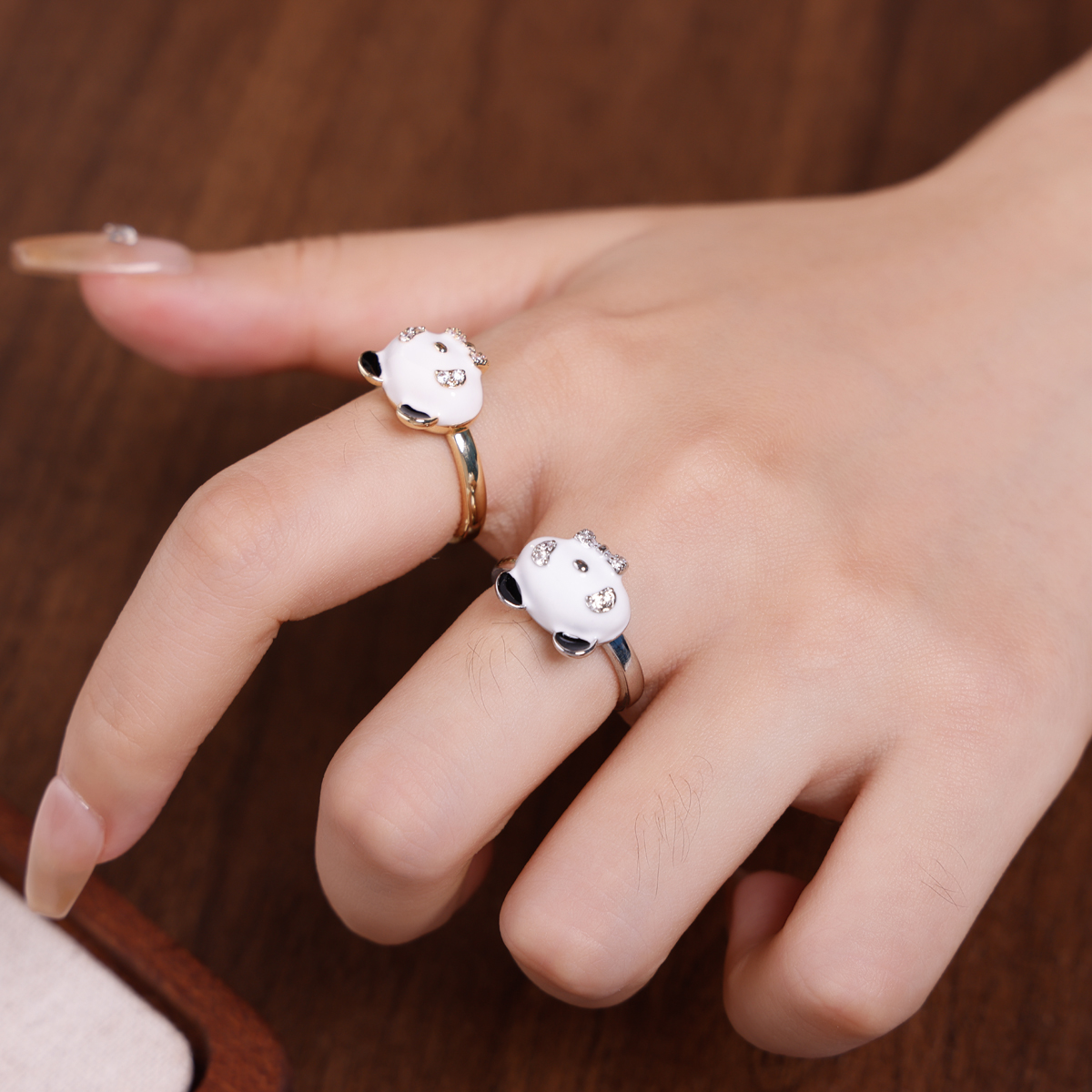 Adjustable Ring with White Design and Black Inner Decoration