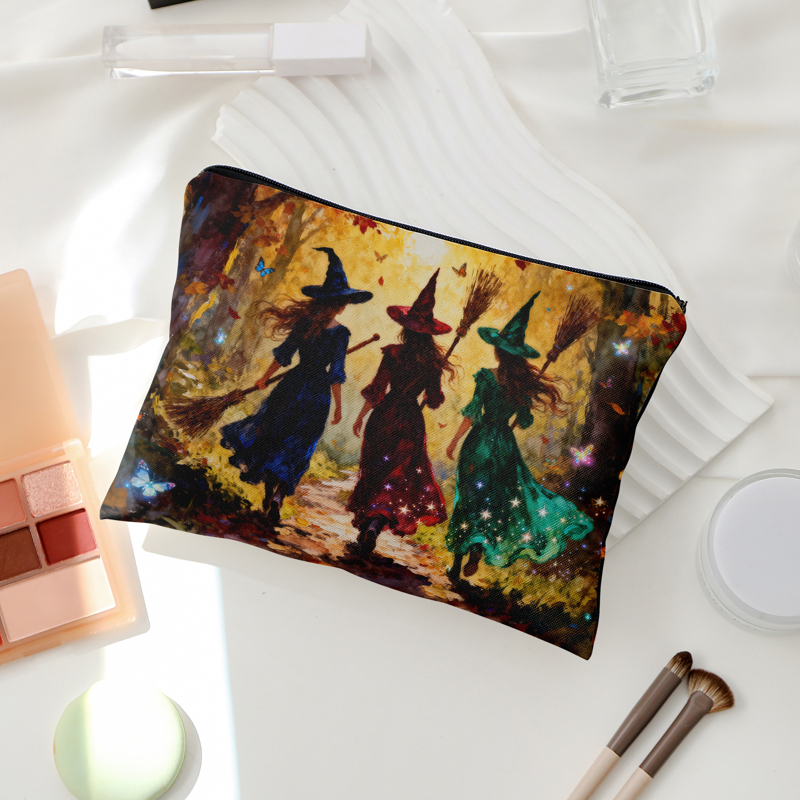 zdjęcie przedmiotu torba do przechowywania w linie z ilustracją trzech czarownic spacerujących w jesiennym  , dwustronnie drukowana kosmetyczka o tematyce magicznej, podróżna torba na przybory toaletowe z podszewką, wielofunkcyjny organizer, kategoryzowane przechowywanie diy, prezent na halloween, idealna na