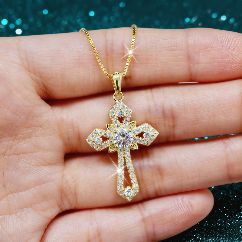 Image of This Unisex Cross Pendant Necklace, Made Of 925 Silver, Features A 0.5-carat Moissanite And Is Perfect For Occasions Such As Weddings, Banquets, Parties, Everyday Wear, And Dates