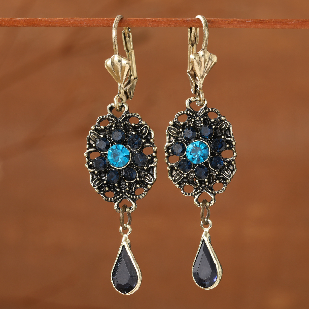 Women's Vintage Oval Carved Floral Teardrop Earrings