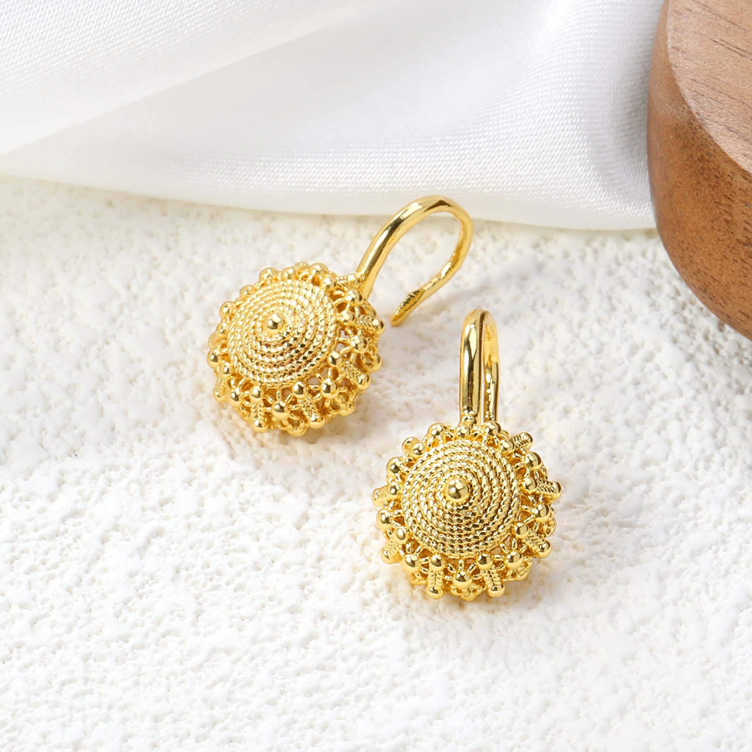 TEMU A Pair Of Popular 316l 316l 316l 316l Stainless Steel Sunflower-shaped Ethnic Style Earrings Ear Hooks Golden Easy Temperament High-end Light