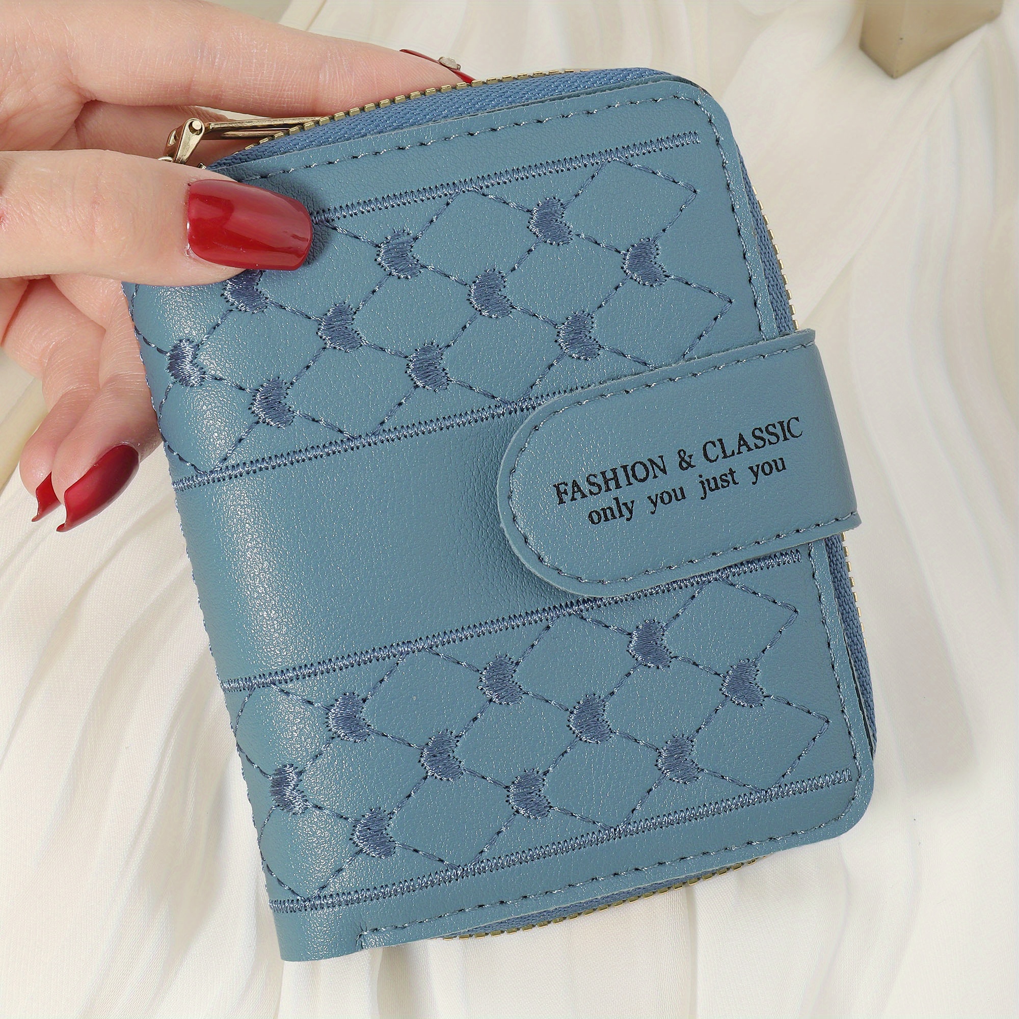 Image of Trendy Retro-style Short Wallet For Women, Featuring Card Storage, A Sleek And Casual Design With Multiple Slots, Perfect For School Dorms And Back-to-school Supplies