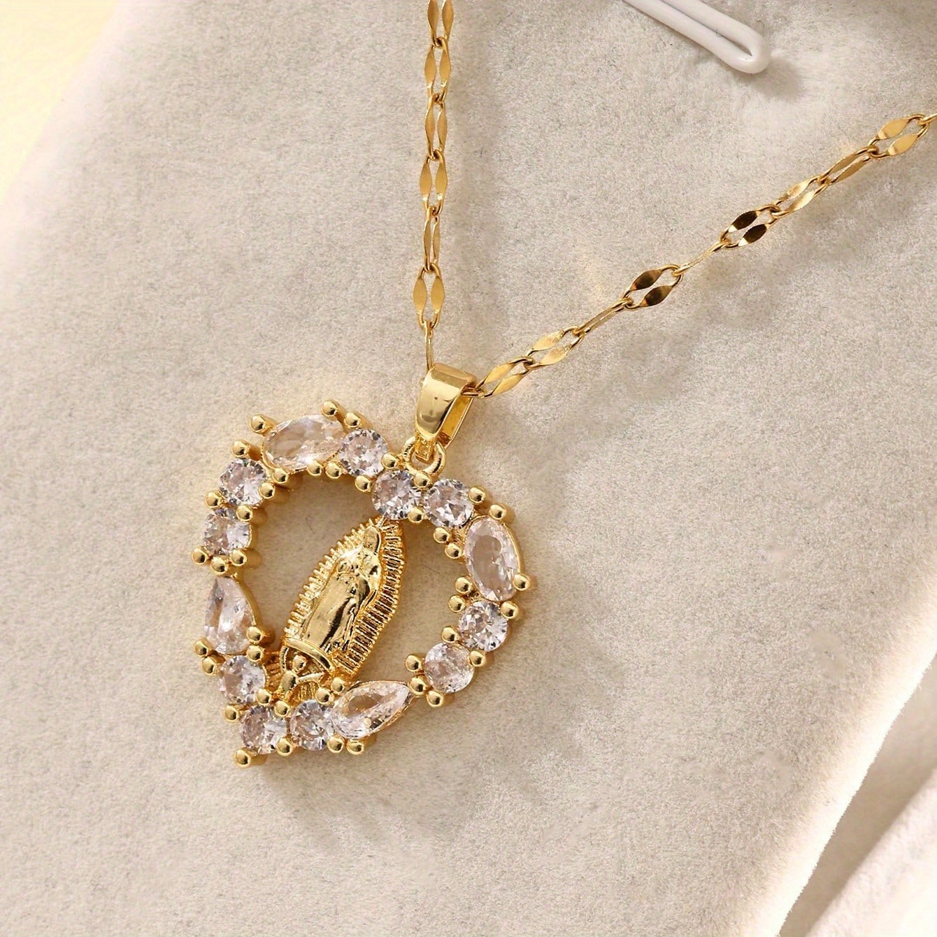 Collar con Colgante de Corazón de la Virgen María - Elegancia y Estilo, Regalo Perfecto para Cumpleaños, Fiestas y Joyería Religiosa