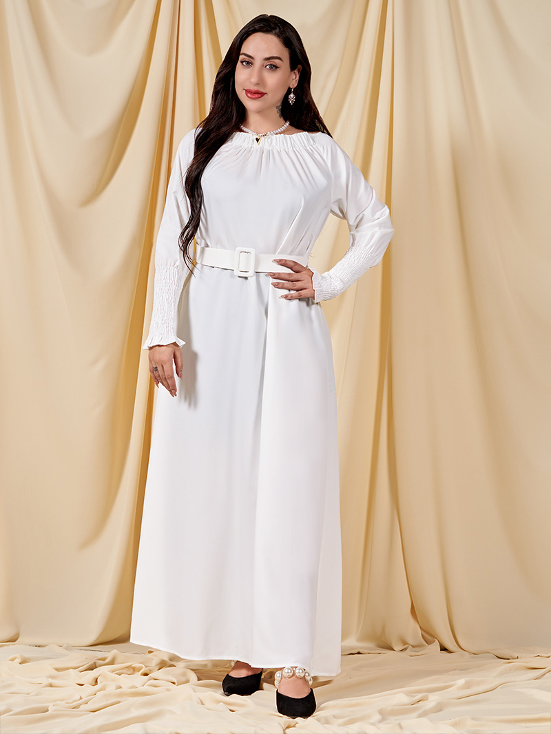 فستان طويل بكتف مكشوف للنساء أبيض سادة، مع رباط خصر، تفاصيل مجعدة