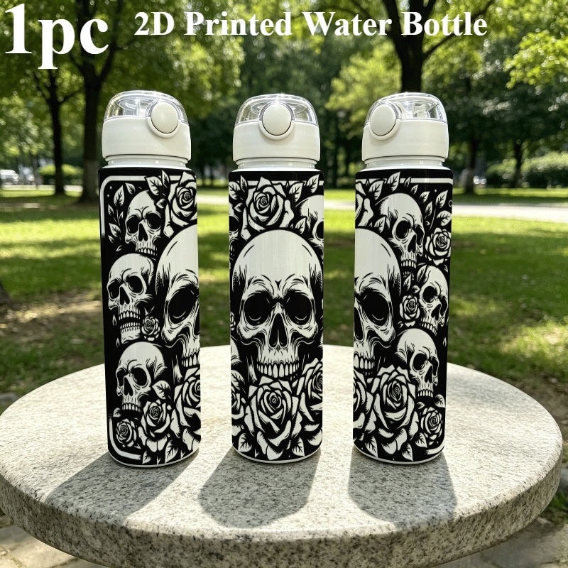 품목 사진 2-in-1 뚜껑 750ml 25oz 물병, 전체 2d 프린트 디자인, 팝탑 플립 빨대 뚜껑, 대담한 흑백 디자인은 중앙에 두 개의 작은 해골과 장미로 둘러싸인 해골이 특징입니다. 물 또는 아이스 커피용