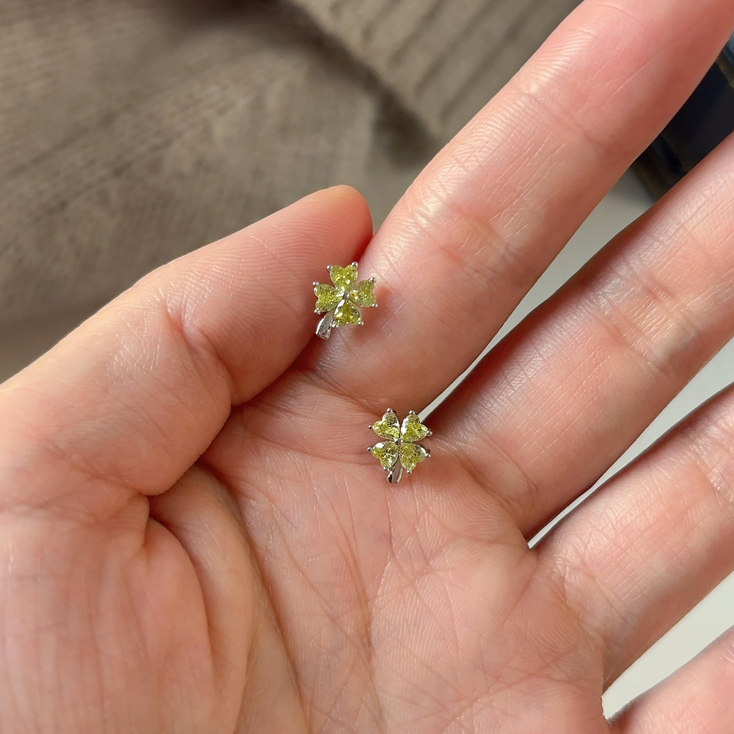 TEMU 2pcs Women's Fashionable Stud Earrings, Green Synthetic Zirconia Clover Earrings For Women, Light Luxury French Retro Pendant Super Ear Jewelry,