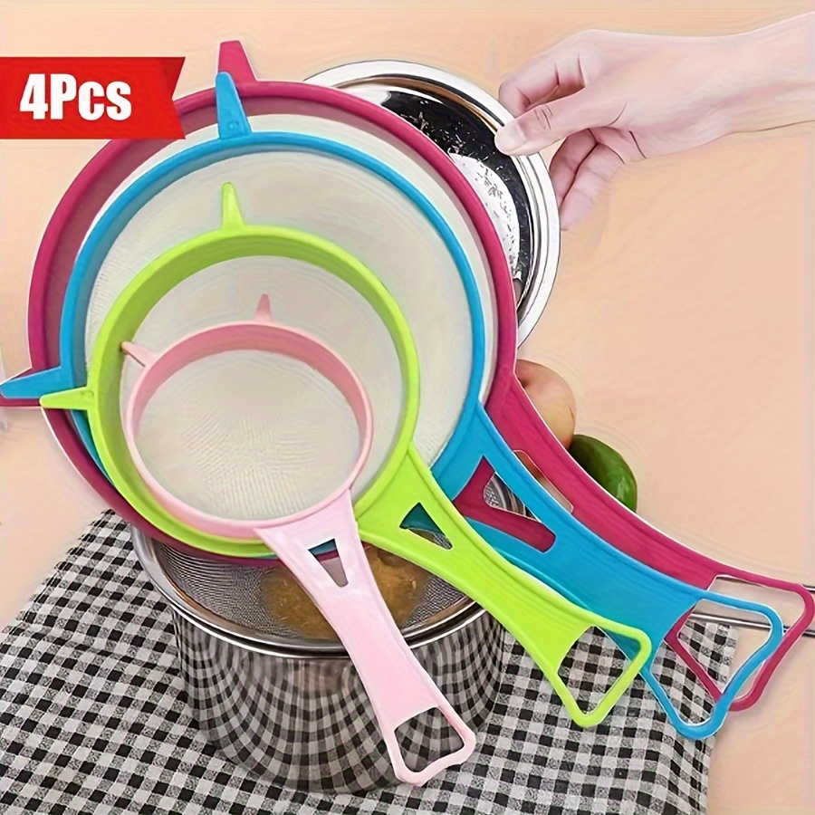 Juego de 4 coladores multifuncionales con asa - Filtro de cocina colorido, apto para té, zumo, leche de soja - Diseño duradero de plástico de grado alimenticio, asa ergonómica y malla fina - Utensilio de cocina que ahorra espacio, jarra filtradora de agua para encimera, infusor de té, diseño
