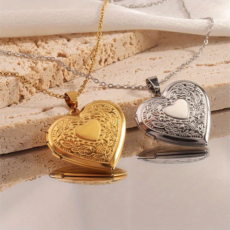 

Simple High-end Necklace Women's Fashion Light Luxury Embossed Peach Heart Photo Frame Box Necklace
