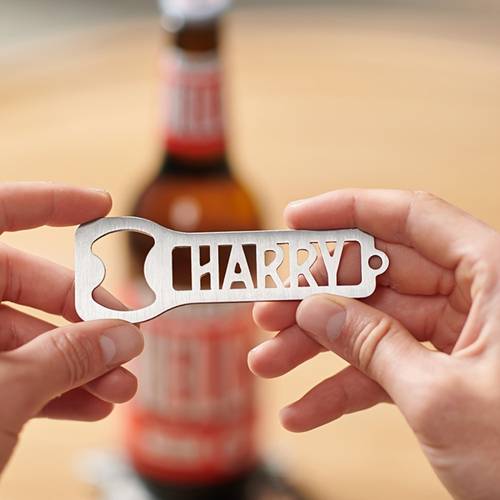 een gepersonaliseerde roestvrijstalen flesopener - gegraveerd met een naam, met uitgesneden letterontwerp. en roestbestendig bieraccessoire; ideaal cadeau voor mannen op vaderdag, kerstmis, halloween of thanksgiving als feestdrinkgerei—een modern ambachtelijk