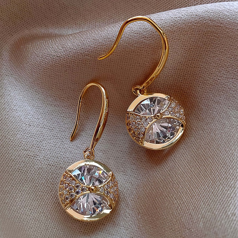 E-shop Elegante temperamentvolle Ohrringe mit runder synthetischer Zirkonia-Einfassung, Halo goldenem Tropfen für Damen, für , Party, , Feiertage,