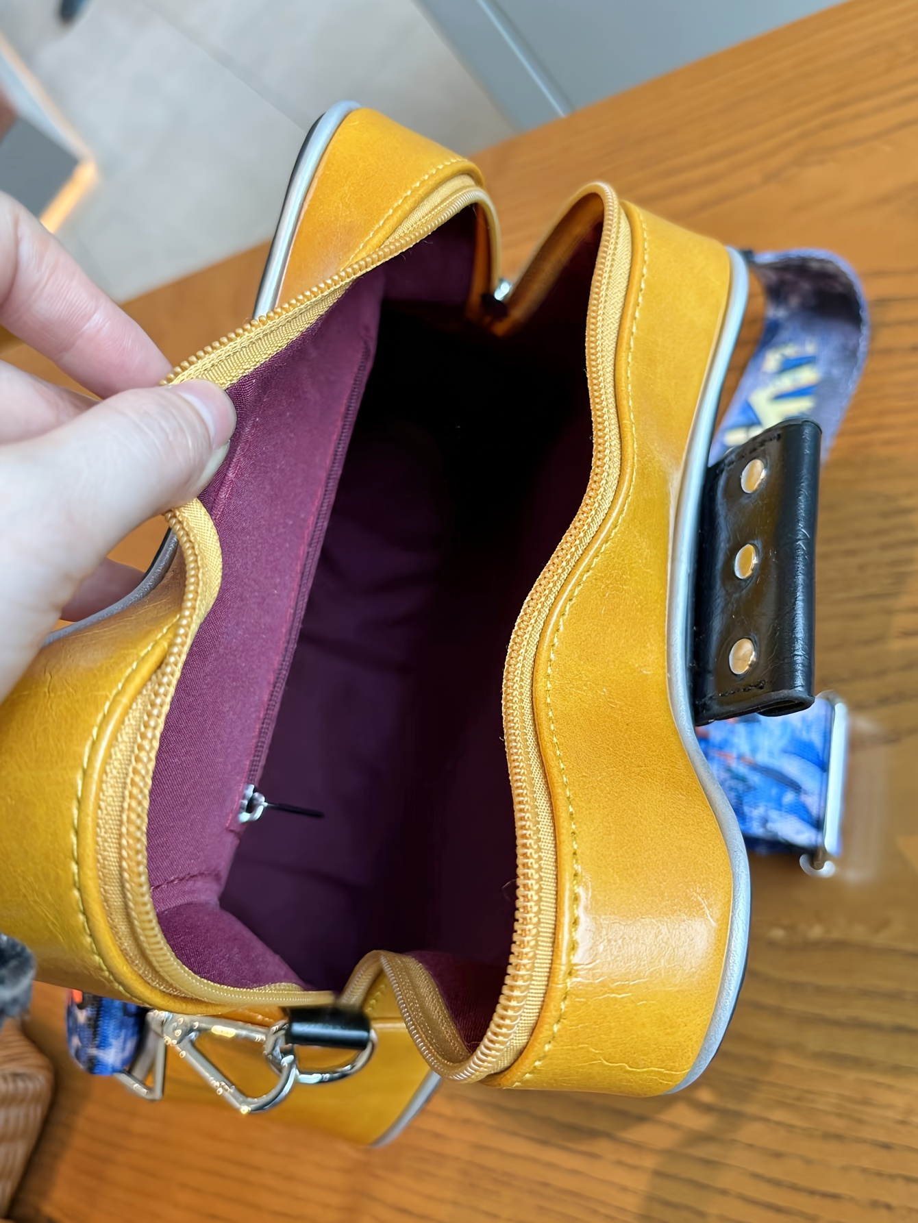 Distinctive Creative Y2K Hot American Style  Guitar Shaped Bag Beth Guitar Shaped Bag Shoulder Bag Crossbody Bag Fashionable Chain Rivet Decoration Color Contrast Wide Shoulder Strap Women's Bag Street Unisex Bag