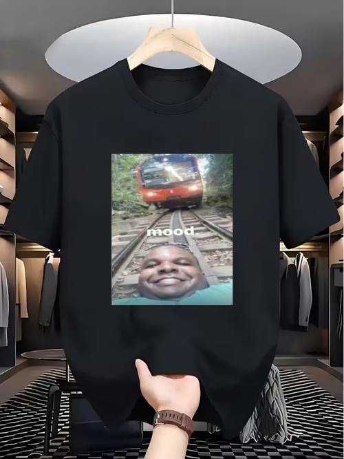 camiseta train moo con estampado de un tren mooiscallin persiguiendo a , con un diseño y divertido que te convierte fácilmente en de atención en . ¡ opción para tu !