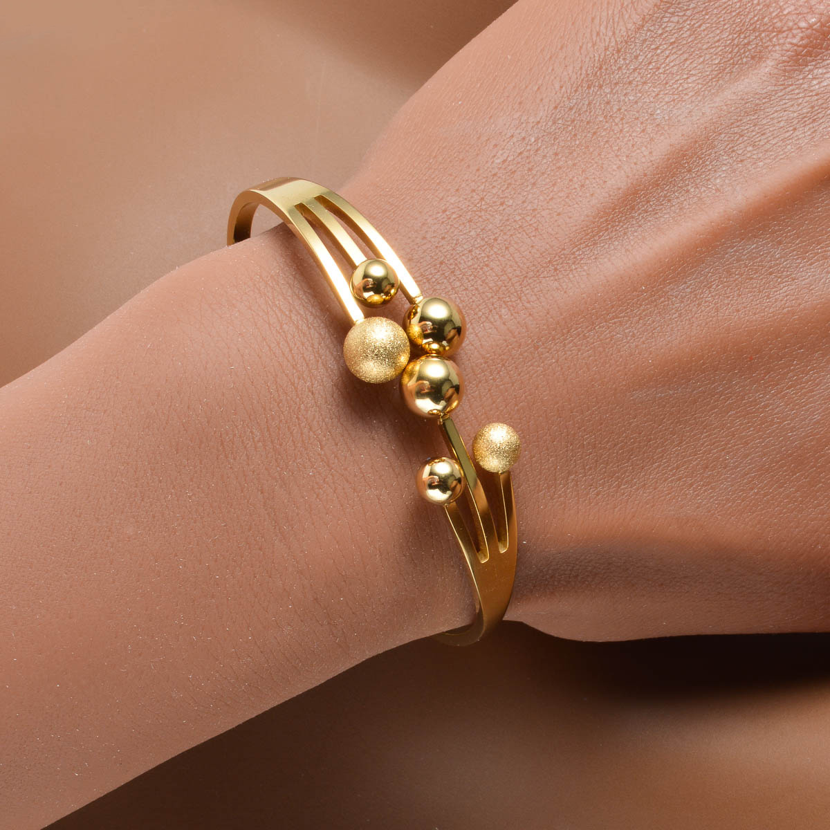 A Unique Design Stainless Steel Bracelet Featuring a Vintage Geometric Round Ball, Suitable for Everyday Wear for Both Men And Women