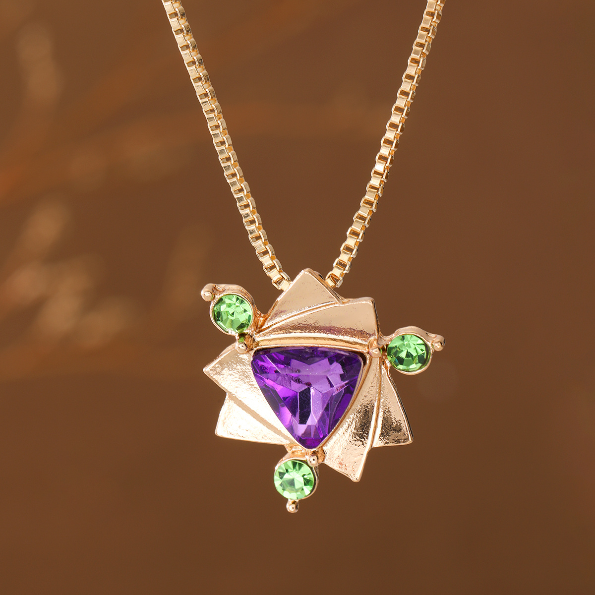 TEMU Collier pendentif pour femme, style rétro de cour, avec principale triangulaire en synthétique et 3 clous ronds en synthétique verte, idéal pour