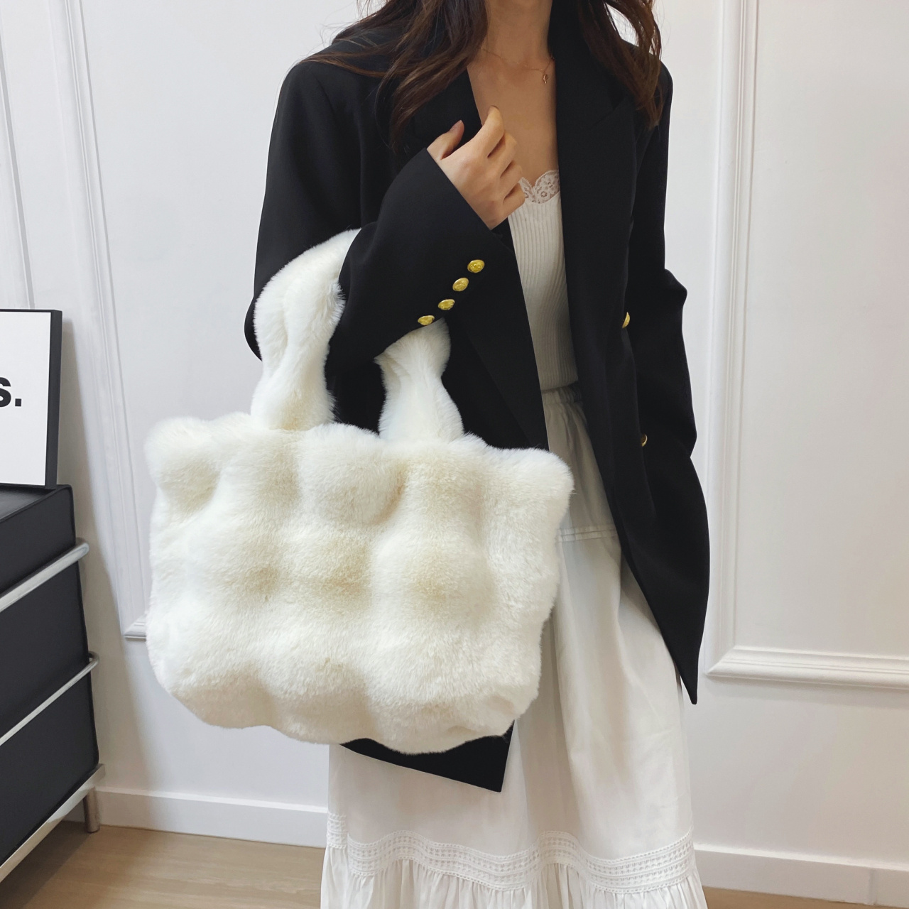 

Chic White Fur Shoulder Bag For Women - Spacious & Versatile, Magnetic Closure, School & Shopping