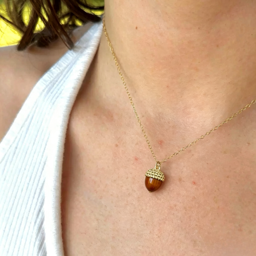 TEMU Nouveau collier tendance et en acier inoxydable avec pendentif de pomme de pin marron et fruit, chaîne de clavicule douce et adorable pour femme