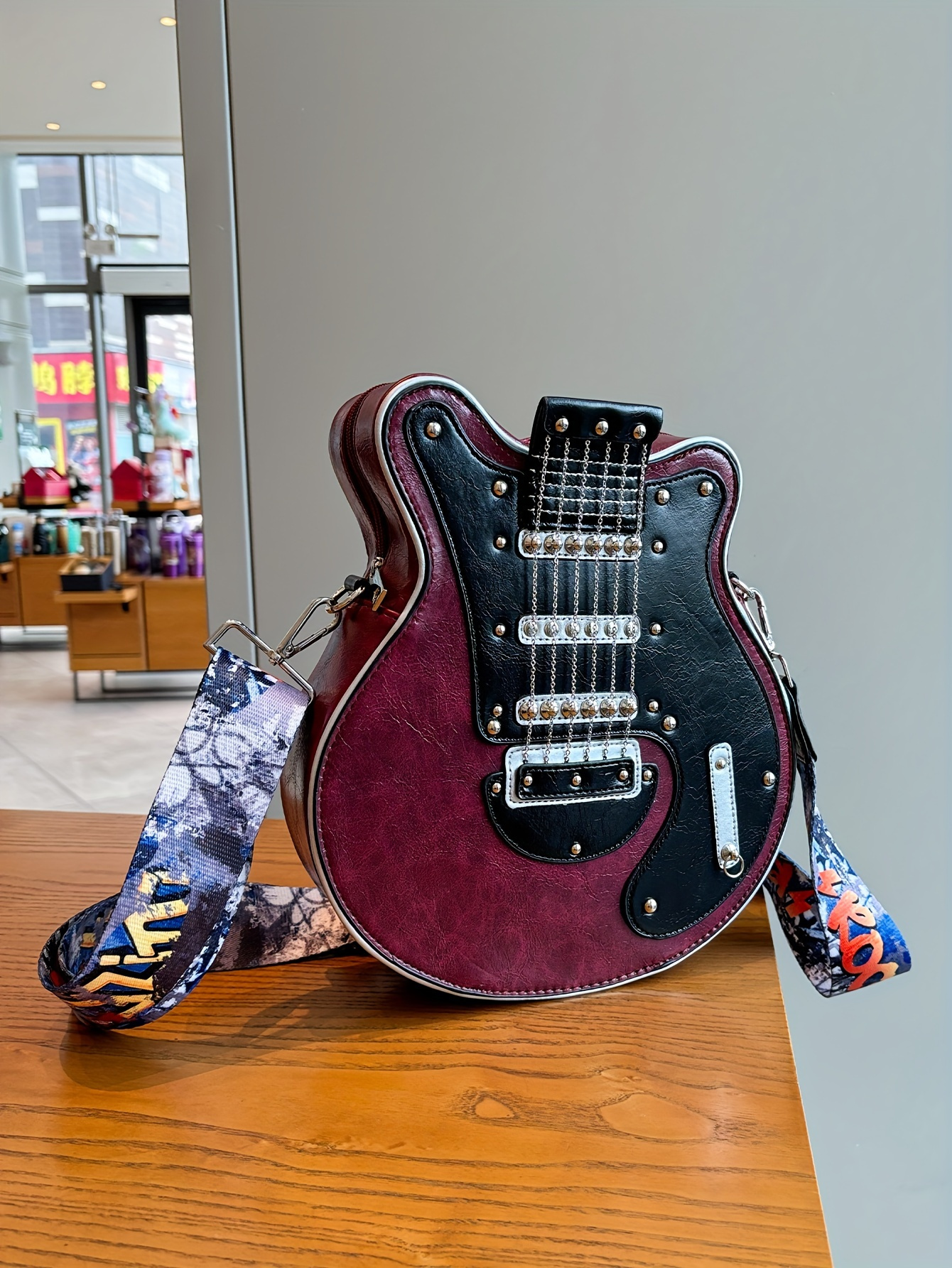 Distinctive Creative Y2K Hot American Style  Guitar Shaped Bag Beth Guitar Shaped Bag Shoulder Bag Crossbody Bag Fashionable Chain Rivet Decoration Color Contrast Wide Shoulder Strap Women's Bag Street Unisex Bag