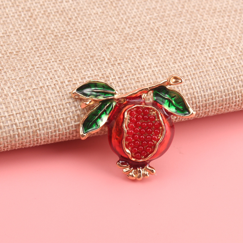 E-shop Eine modische und einfache Legierungs-Brosche mit einem tropfenden -Design, für elegante High-End-Outfits als Anstecknadel-Accessoire.