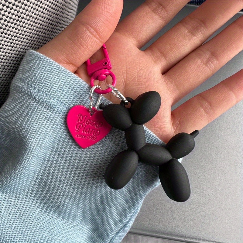 

A Creative Keychain Featuring A Balloon Dog In Fuchsia And Black, A Cute And Unique Accessory For Bags.