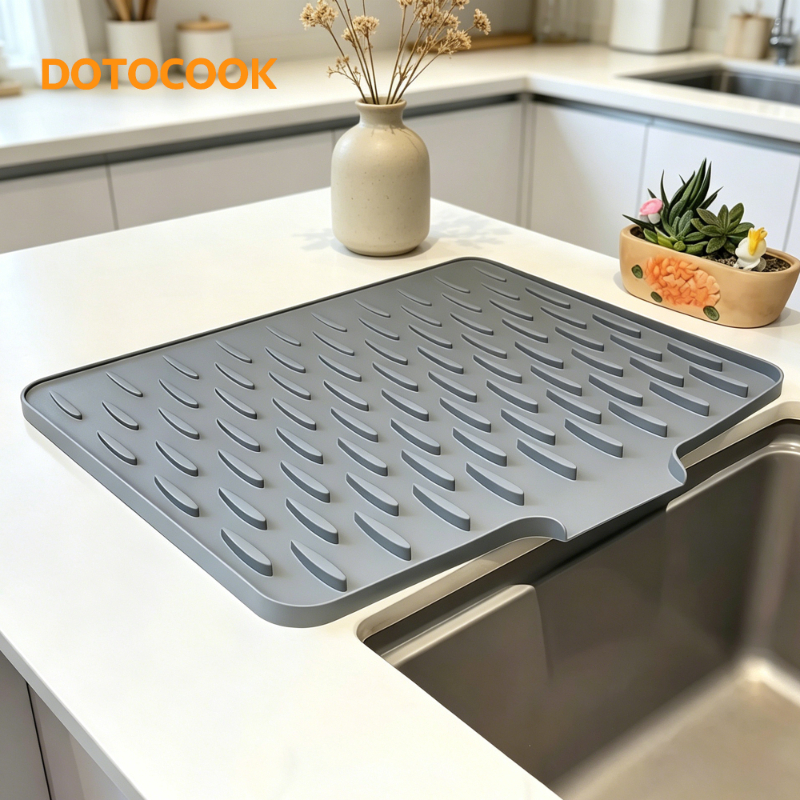 DOTOCOOK Įvairių dydžių virtuvės neslystantis silikoninis džiovinimo kilimėlis: su integruotu drenažo dizainu, atsparus karščiui ir lengvai valomas. Idealus kaip indų džiovinimo kilimėlis, tinkamas naudoti ant stalviršių, kriauklėse ar šaldytuvų viduje