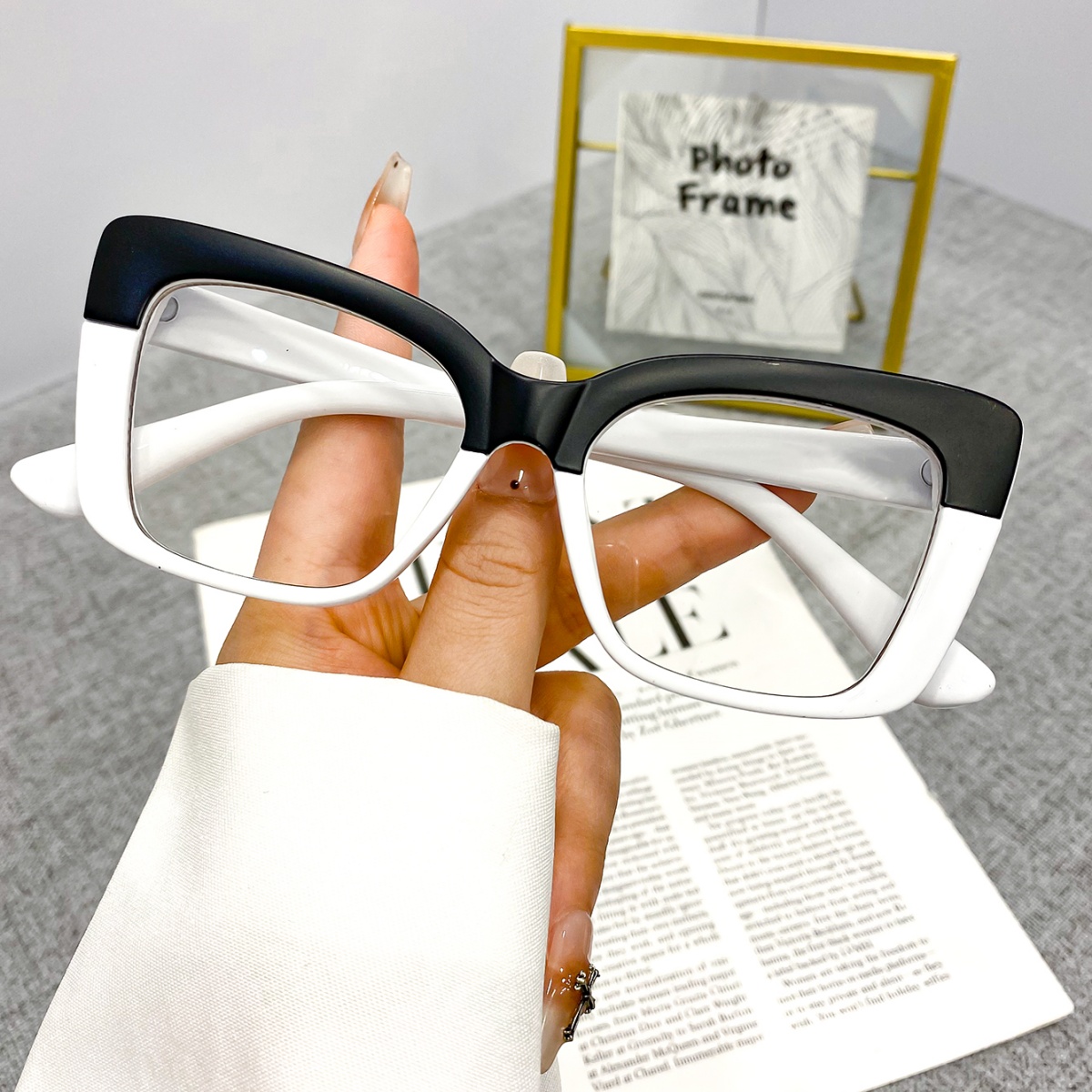 Image of A New Pair Of Cat-eye Fashionable Glasses, Featuring -blocking And High-quality Design. Glasses Are Suitable For Women And Men To Wear For Daily Photography And Decoration