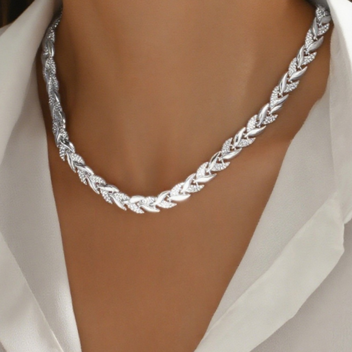 E-shop 1 modische vielseitige elegante Fischschwanz-spleißte Choker-Halskette für Herren, geeignet für tägliche Einkaufs- -Outfits. Ein perfektes