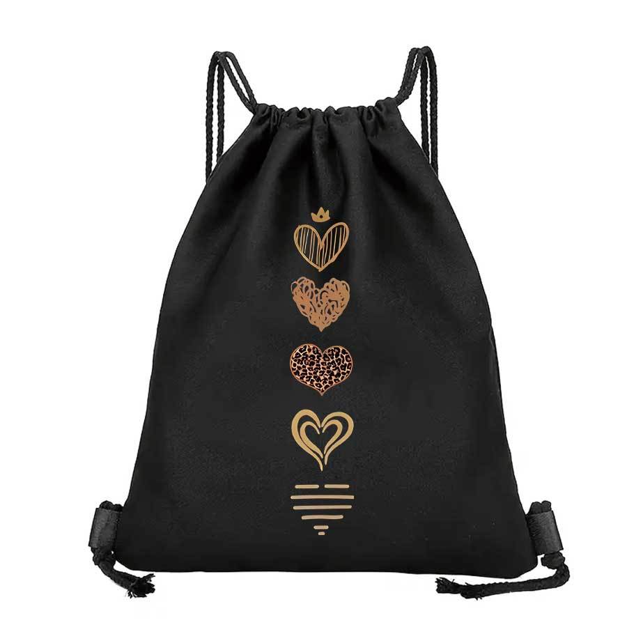 E-shop Eine schwarze Tasche mit Leopardenherz-Print und Kordelzug aus weichem Material, zum Organisieren von Dingen. Ideal für Urlaub, Fitness,
