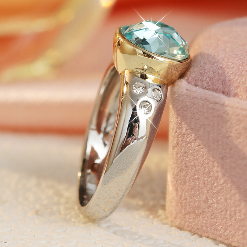 Women's Refreshing Light Luxury Transparent Blue Synthetic Zirconia Ring