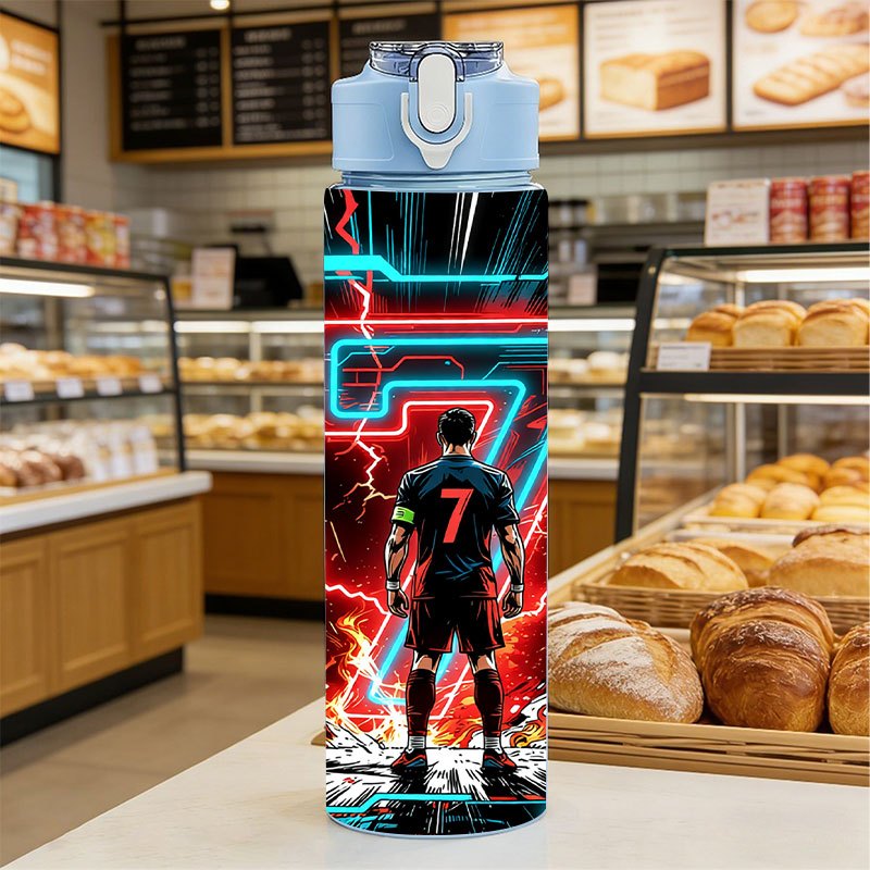 TEMU 26Oz 750Ml Taza de plástico en y 2D, Botella de agua, abatible con y correa de transporte, Un de fútbol con la camiseta número 7 de pie a un