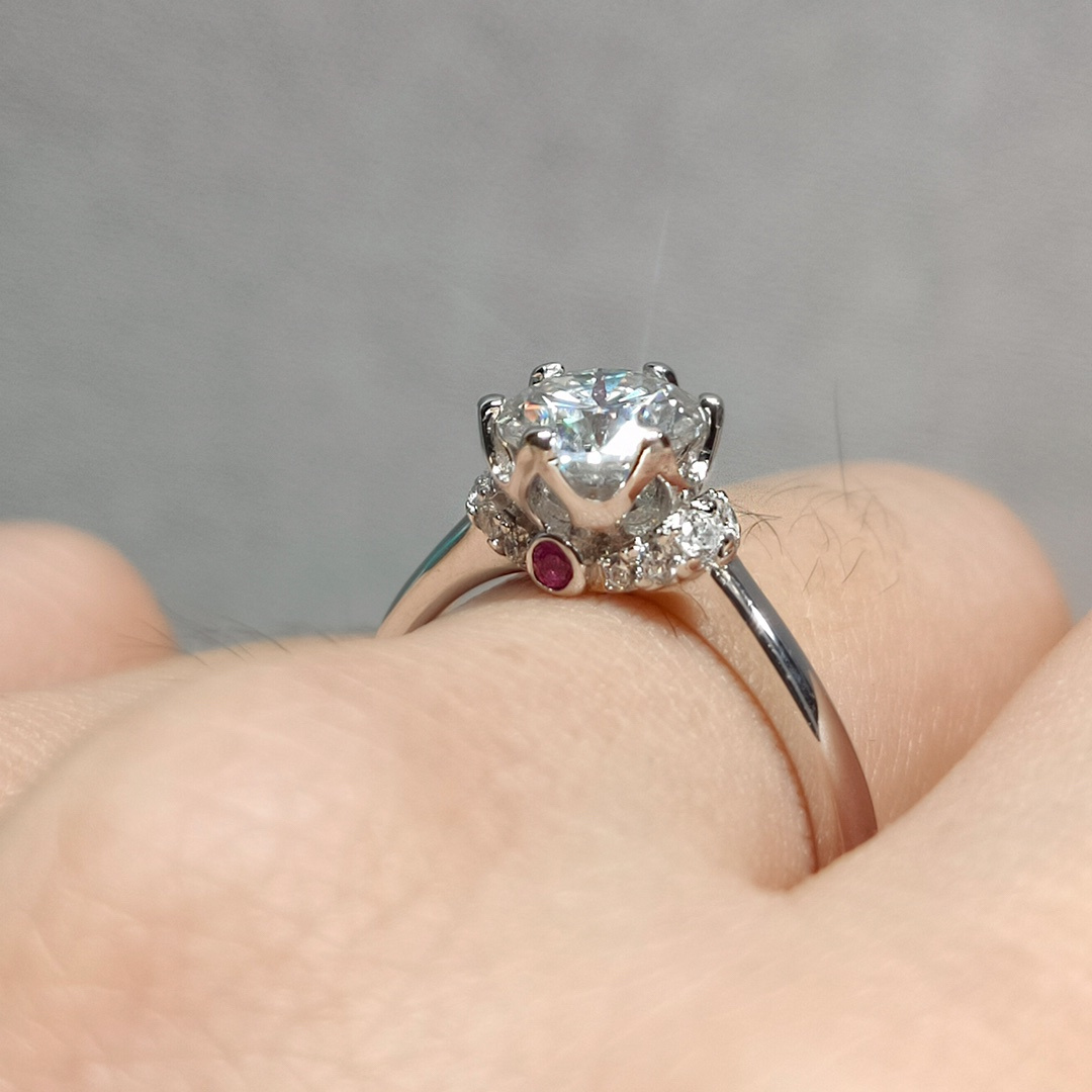 1pc Stylish White Moissanite Crowned Ring in 925 Silver