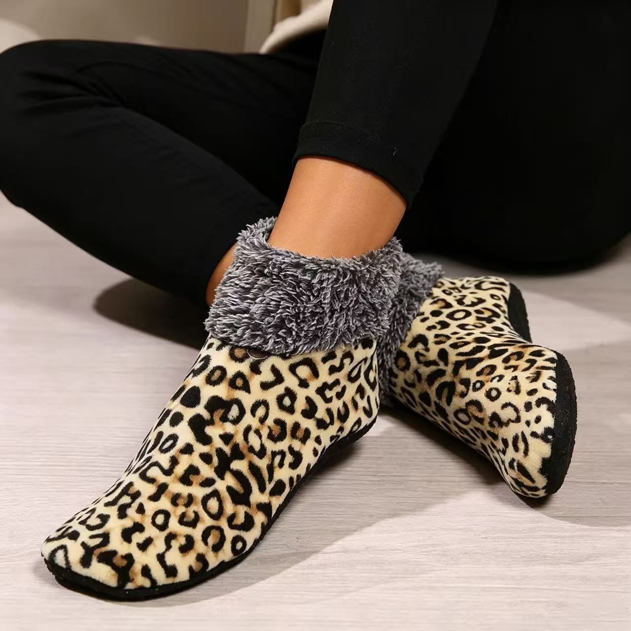 TEMU Sandales d'intérieur antidérapantes pour femmes à imprimé léopard avec manchons en , chaussettes chaudes et confortables, chaussures de maison