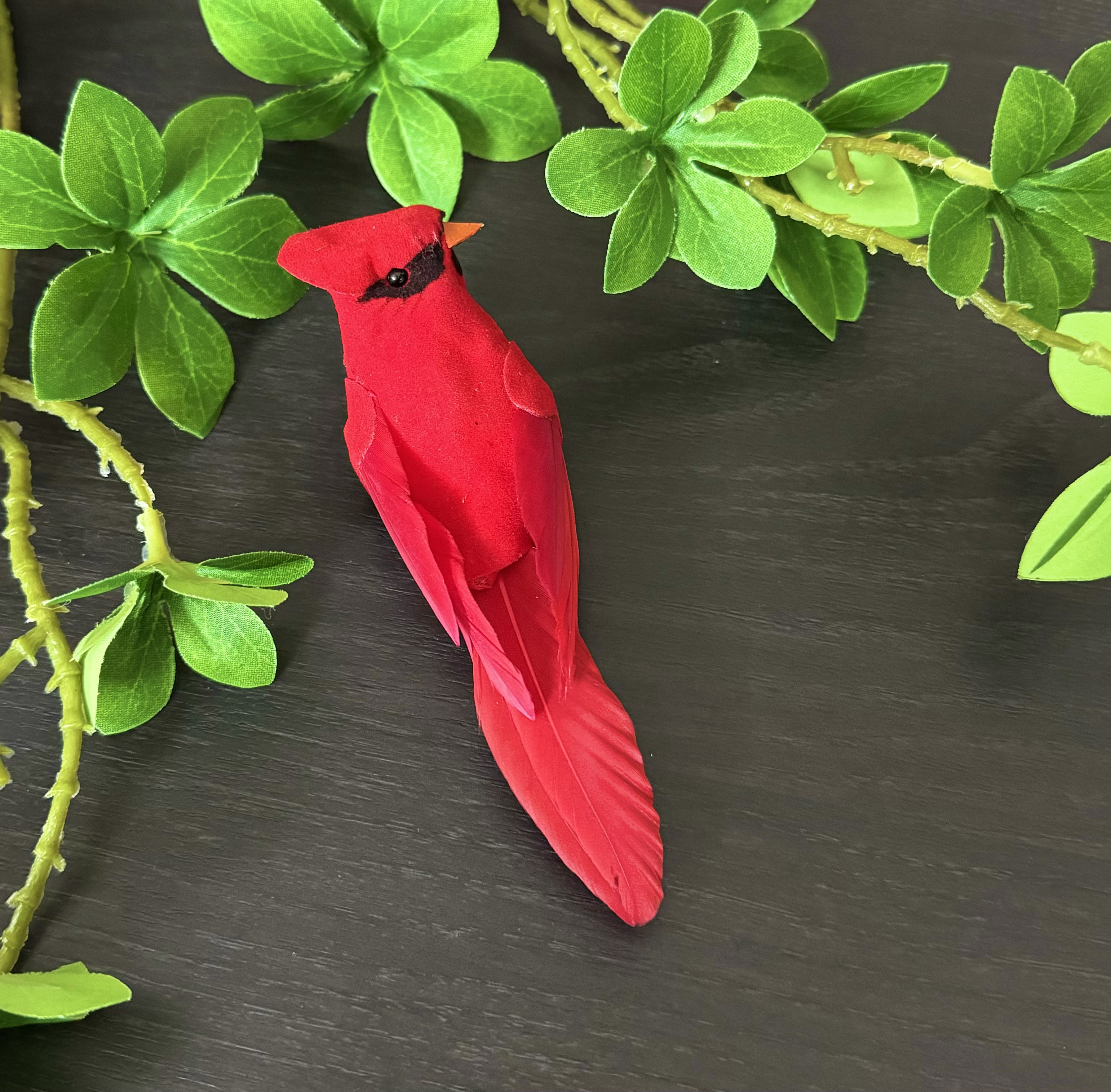 3 piezas Pájaros Cardenales Rojos Artificiales de Aspecto Realista - Adornos Colgantes de Poliuretano Vibrantes para Decoración de Hogar y Jardín, Diseño de Plumas Realistas, Perfectos para Decoraciones de Habitación y Fiestas