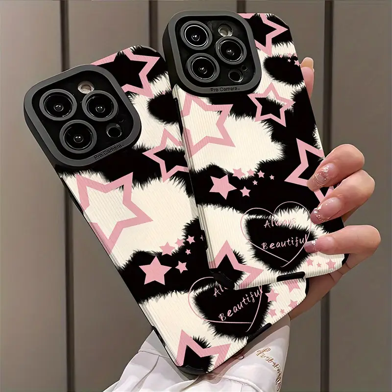 Foto de Funda con diseño de manchas negras, blancas y estrellas rosas.