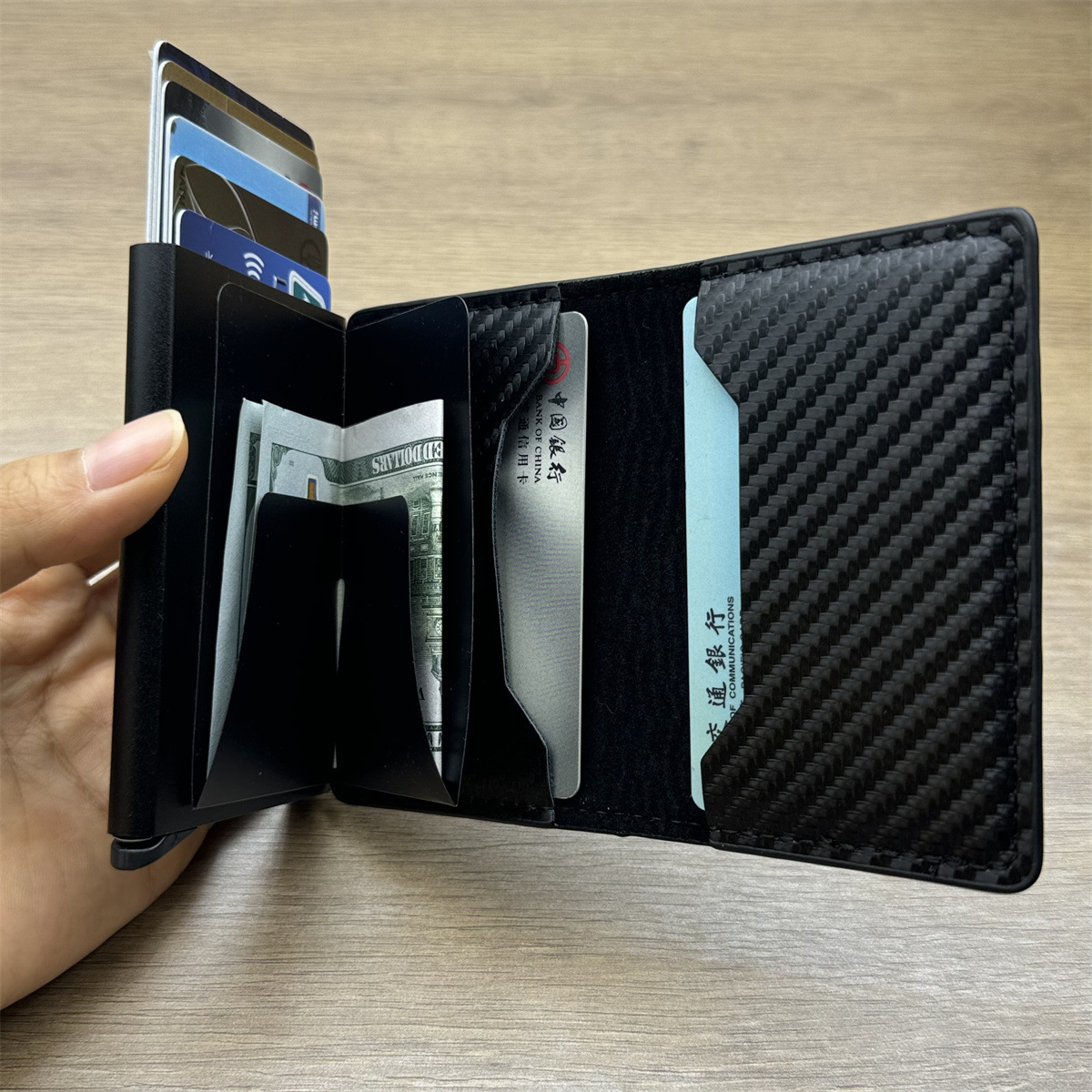 Monedero Delgado para Hombres con Bloqueo RFID - Estilo de Negocios en Aleación de Aluminio con Patrón de Fibra de Carbono, Portatarjetas y Efectivo, Protección Antirrobo, Diseño Elegante y Compacto - Regalo Ideal para el Día del Padre